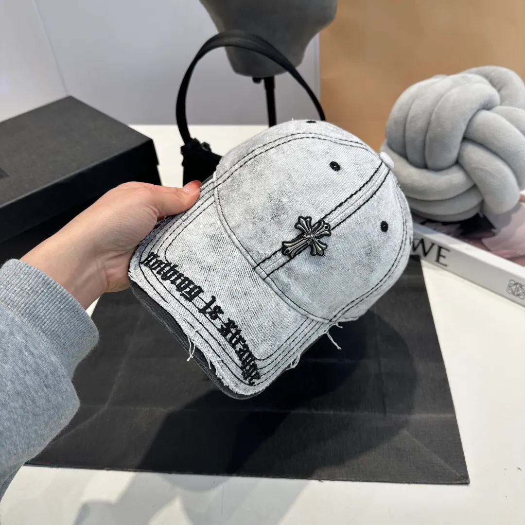 P60 Crow Heart 🆕🆕New baseball cap, stylish and classic cross logo, casual with a cool feeling, unisex style, same style for men and women! Very easy to match! Head circumference: 56-58cm is available